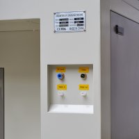 Боковая панель с параметрической табличкой станка (мощность 100W, напряжение 220V), разъемами для воздушного насоса, чиллера и водяного охлаждения