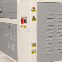Светло-серый станок Rayden 6040 оснащен панелью управления с кнопками, световыми индикаторами и USB-портами, а также вентилируемой дверцей с замком.