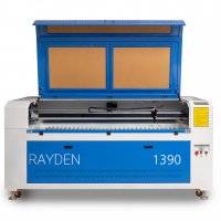 Бело-синий лазерный станок RAYDEN 1390 на колесиках стоит с открытой верхней крышкой, под которой видны рабочий стол с ламелями и каретка с лазерной головкой.