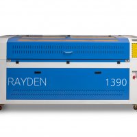 Бело-синий лазерный станок RAYDEN 1390 на колесиках стоит с закрытой крышкой, оснащенной ручкой, смотровыми окнами и панелью управления.